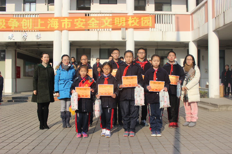 凤溪中学举行队员展示月颁奖活动