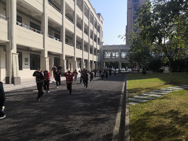 凤溪中学开展本学期第二次防震疏散演练