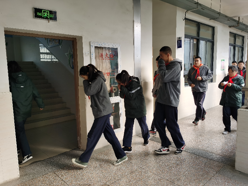 凤溪中学开展冬季消防逃生演练