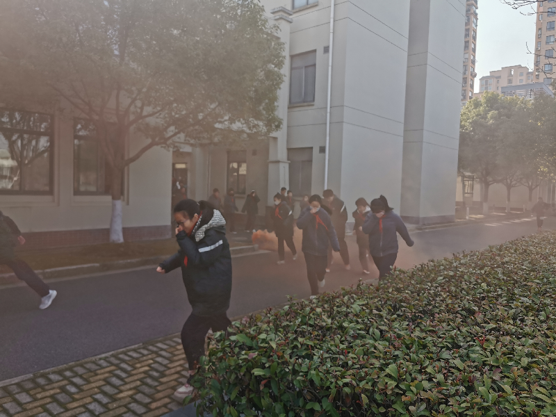 凤溪中学开展消防逃生演练