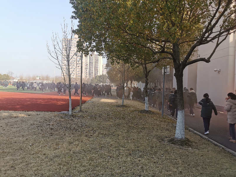 凤溪中学开展消防逃生演练