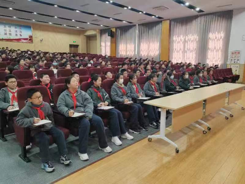 感平凡世界之非凡之爱 ——凤溪中学组织《我的非凡父母》观影活动